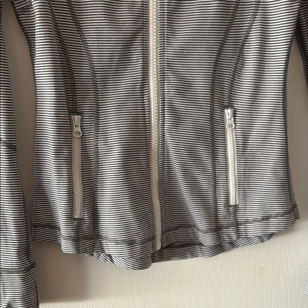 Lululemon Athletica Utility Jacket in Gray and White for Everyday Versatility - Picture 4 of 7